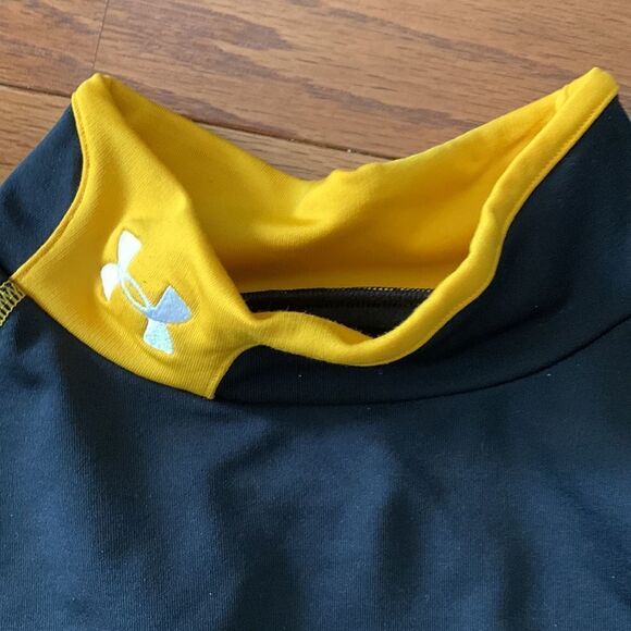 Under Armour small fitted long sleeve athletic shirt - Picture 3 of 8